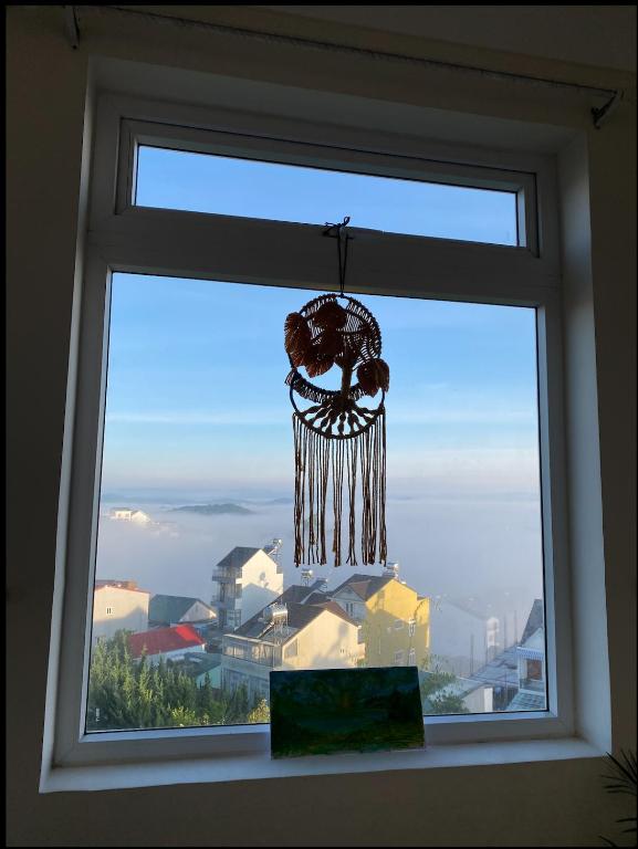 Nespecifikovaný výhled na hory nebo výhled na hory při pohledu z hotelu