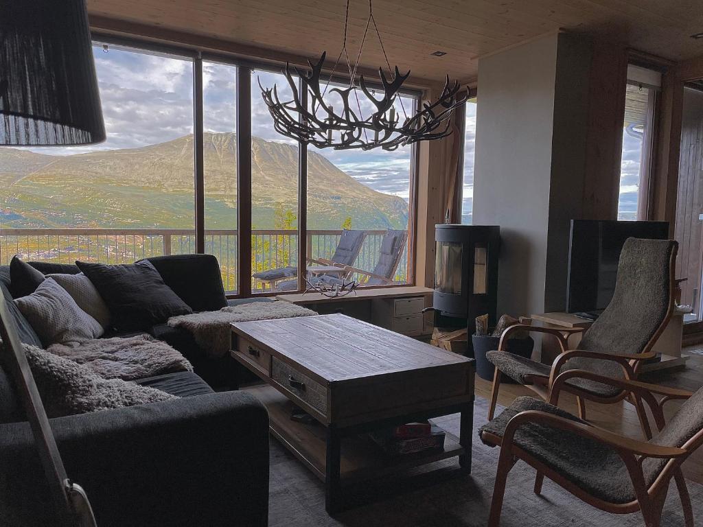 ein Wohnzimmer mit einem Sofa und einem Tisch in der Unterkunft Gaustatoppen Lodge - Mountain View - Gaustablikk in Rjukan