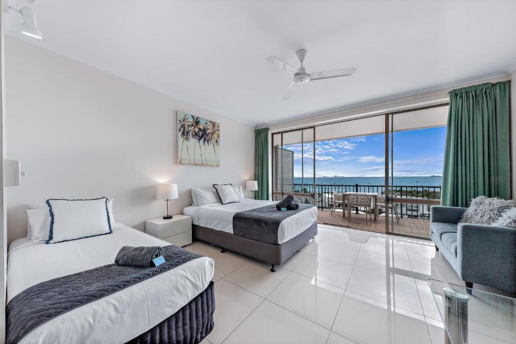 埃尔利海滩Central Ocean View Studio 27a的一间带两张床的卧室，可欣赏海景