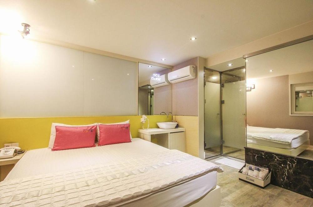 Katil atau katil-katil dalam bilik di Cube Hotel
