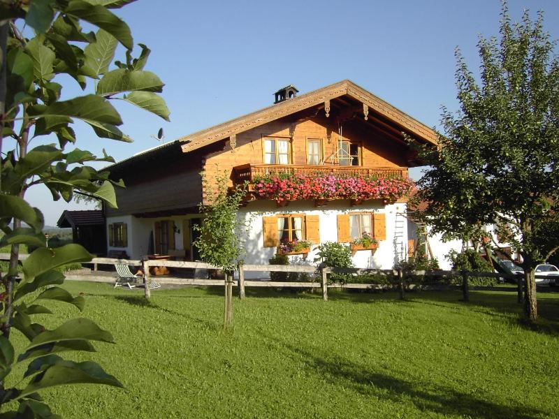 a house with flowers on the front of it at Ferienwohnungen Rosenegger in Staudach-Egerndach