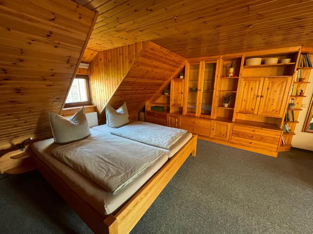 a bedroom with a bed in a wooden cabin at Ferienwohnung Kiefer (Quedlinburg Zentrum) in Quedlinburg