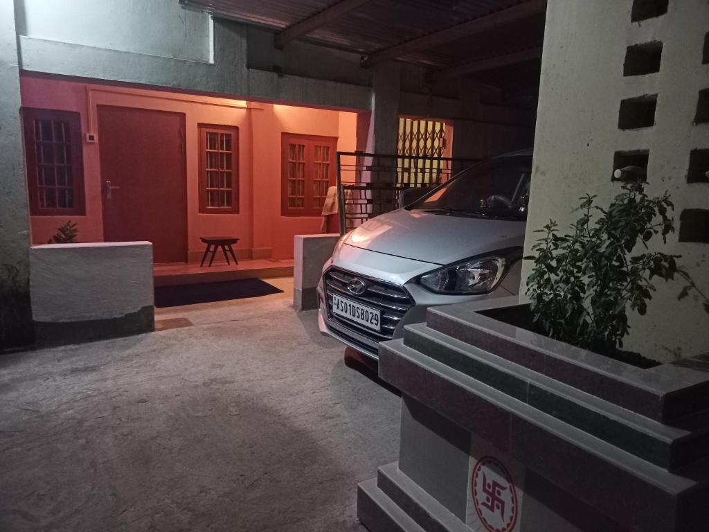 un coche aparcado frente a una casa en Madrid Homes, en Guwahati