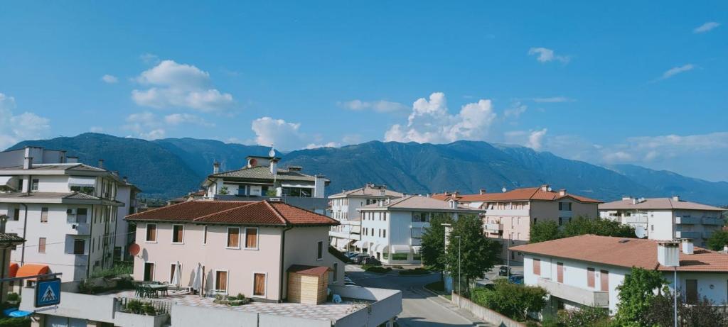 Vistas a una ciudad con montañas en el fondo en Da Romano, en San Giacomo