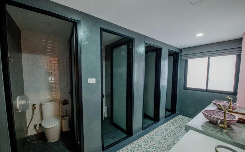 y baño con lavabo y aseo. en Lynlan Hostel & Cafe en Hat Yai