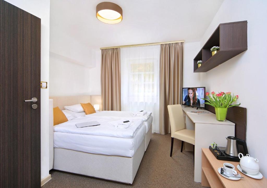 Postel nebo postele na pokoji v ubytování Hotel Hradec