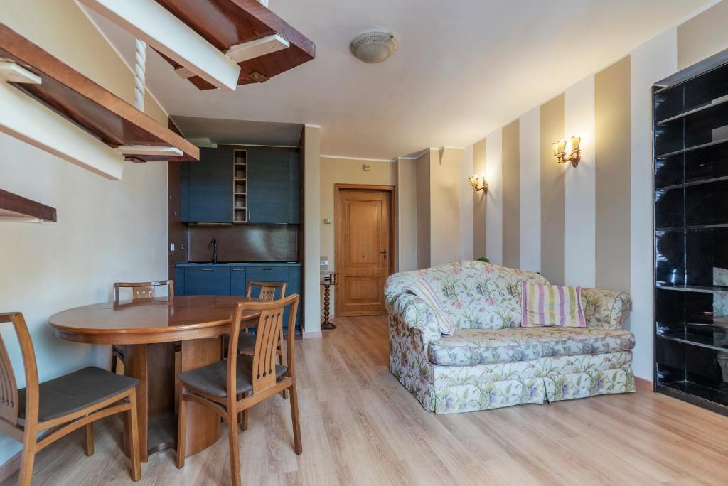 Posedenie v ubytovaní Roomy&Cozy Apartment with Shared Terrace