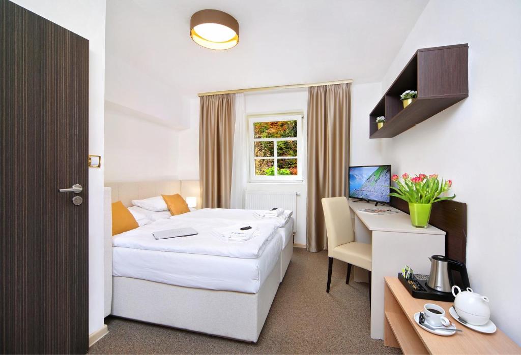 Postel nebo postele na pokoji v ubytování Hotel Hradec