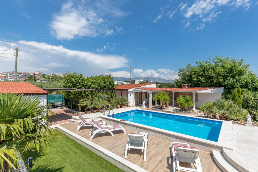 uma imagem de uma piscina numa casa em Holiday Home Split em Split
