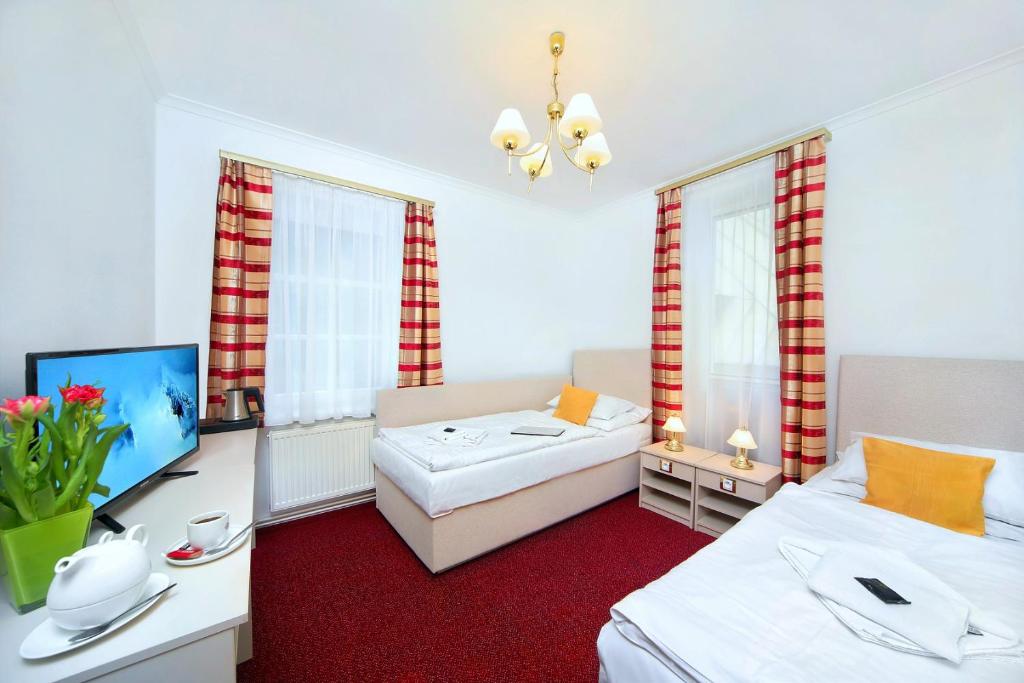Postel nebo postele na pokoji v ubytování Hotel Hradec
