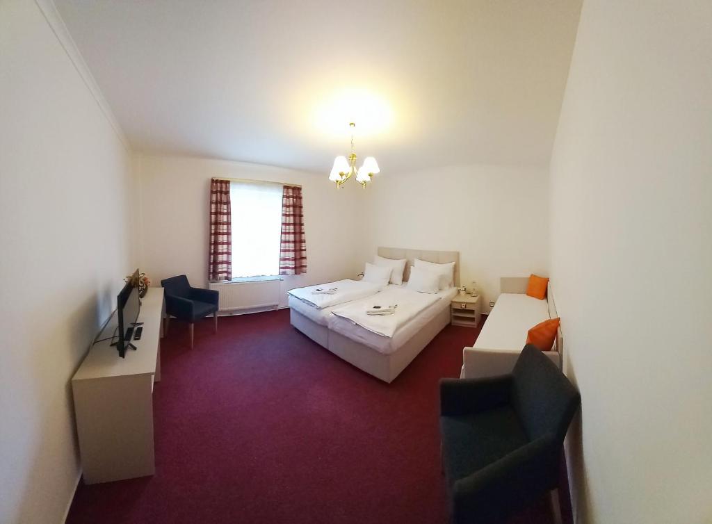 Postel nebo postele na pokoji v ubytování Hotel Hradec