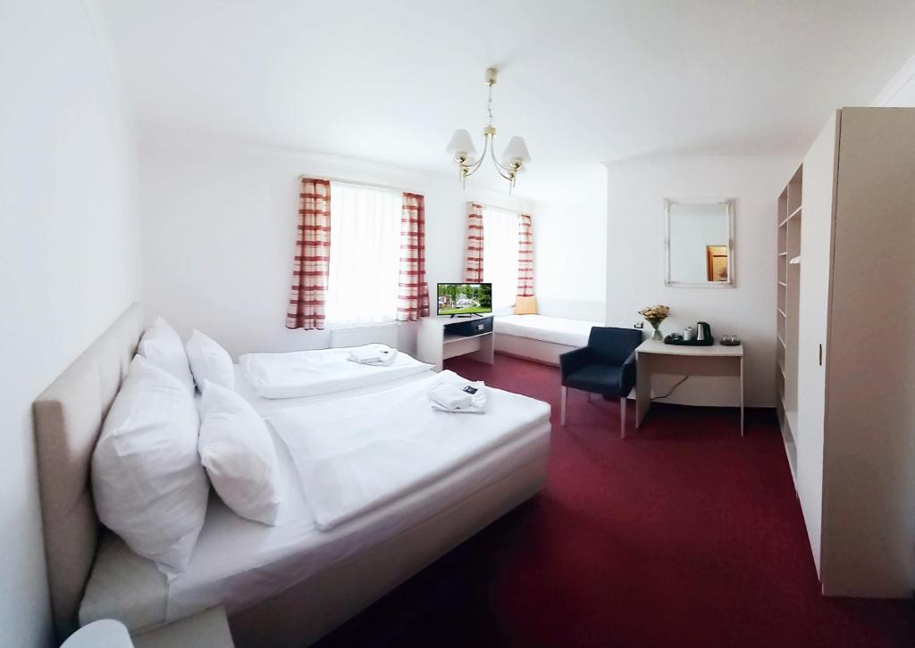 Postel nebo postele na pokoji v ubytování Hotel Hradec