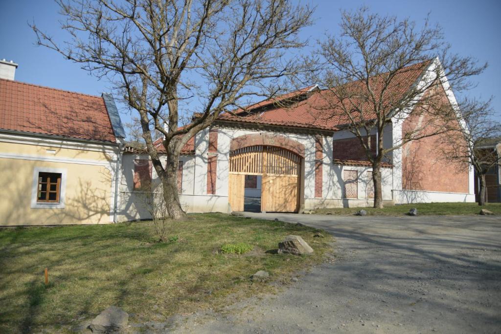 Budova, v ktorej sa farma nachádza