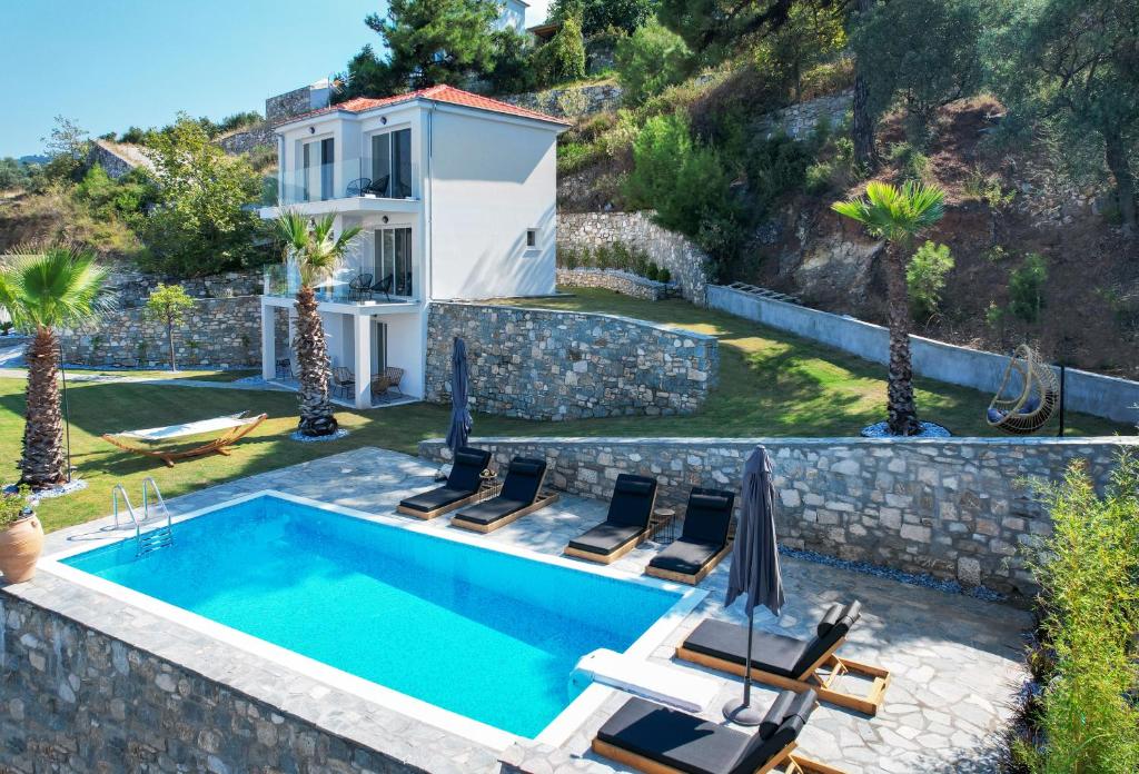 Bazén v ubytování Kefi Luxury Villas nebo v jeho okolí