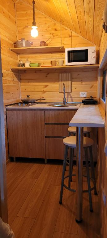 Kuchyň nebo kuchyňský kout v ubytování Jvarisa Glamping