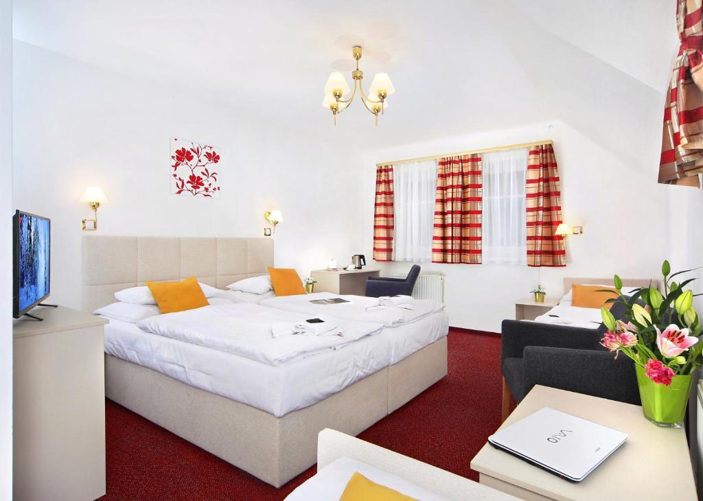 Postel nebo postele na pokoji v ubytování Hotel Hradec