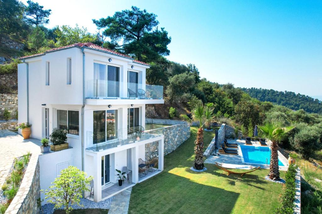 Bazén v ubytování Kefi Luxury Villas nebo v jeho okolí