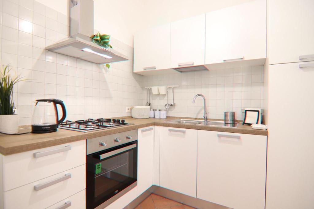 Kuchnia lub aneks kuchenny w obiekcie Colosseum 20 apartment
