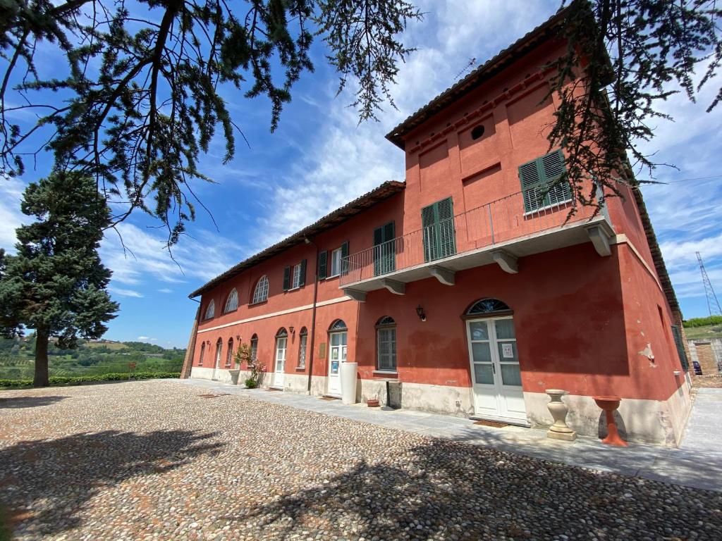 a red brick building with aventh floor at La Mondianese "House of Ruchè" in Montemagno