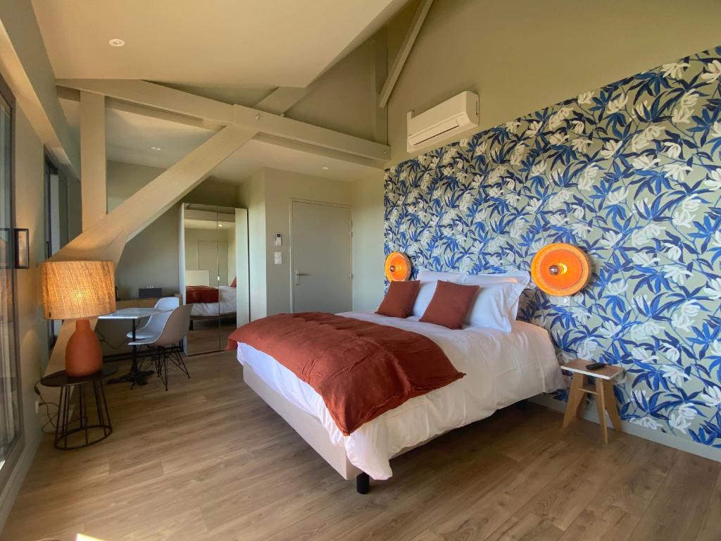 Łóżko lub łóżka w pokoju w obiekcie La Bellevue Bistrot et Chambres d'Hotes
