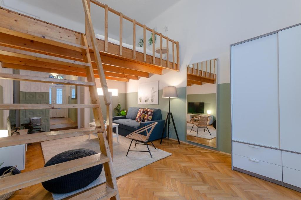 Apartamento tipo loft con escalera y sala de estar. en COSY APARTMENT IN CENTRAL DISTRICT., en Budapest