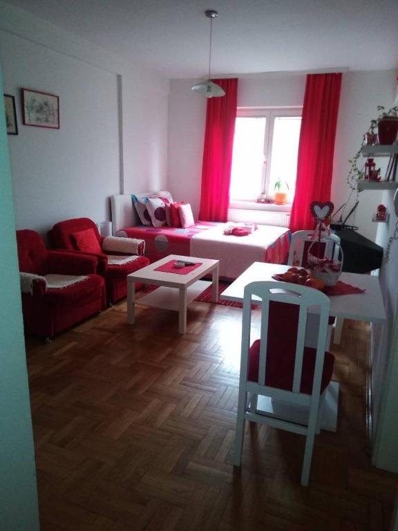 uma sala de estar com um sofá e uma mesa em Apartman Mira em Pozarevac