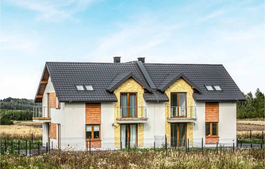 una casa con techo negro en Beautiful Apartment In Busko Zdroj With House A Panoramic View en Busko-Zdrój