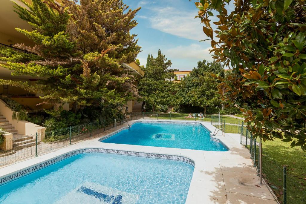 Bazén v ubytovaní Suite Homes Marbella Beach 605 alebo v jeho blízkosti