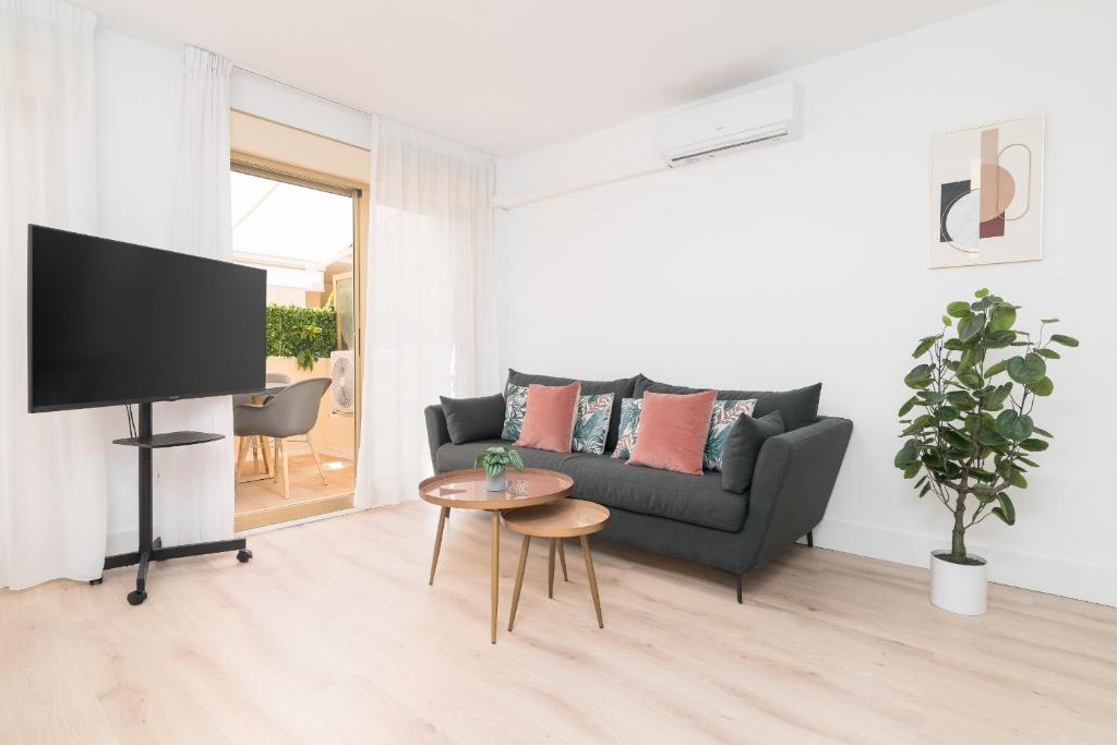 Televízia a/alebo spoločenská miestnosť v ubytovaní Suite Homes Marbella Beach 605
