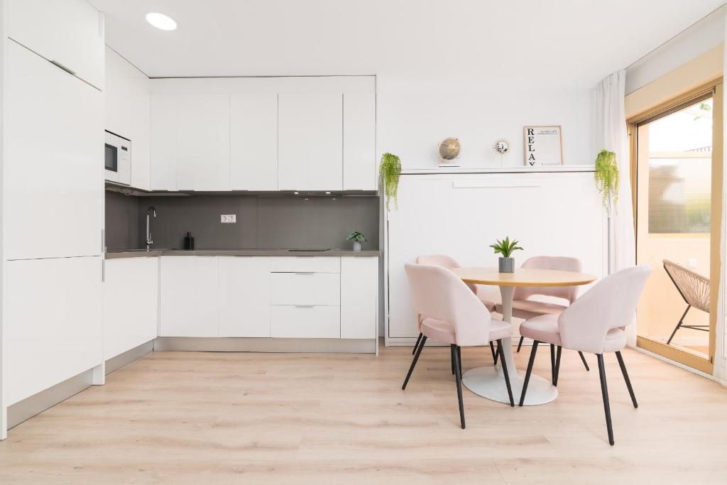Kuchyňa alebo kuchynka v ubytovaní Suite Homes Marbella Beach 605