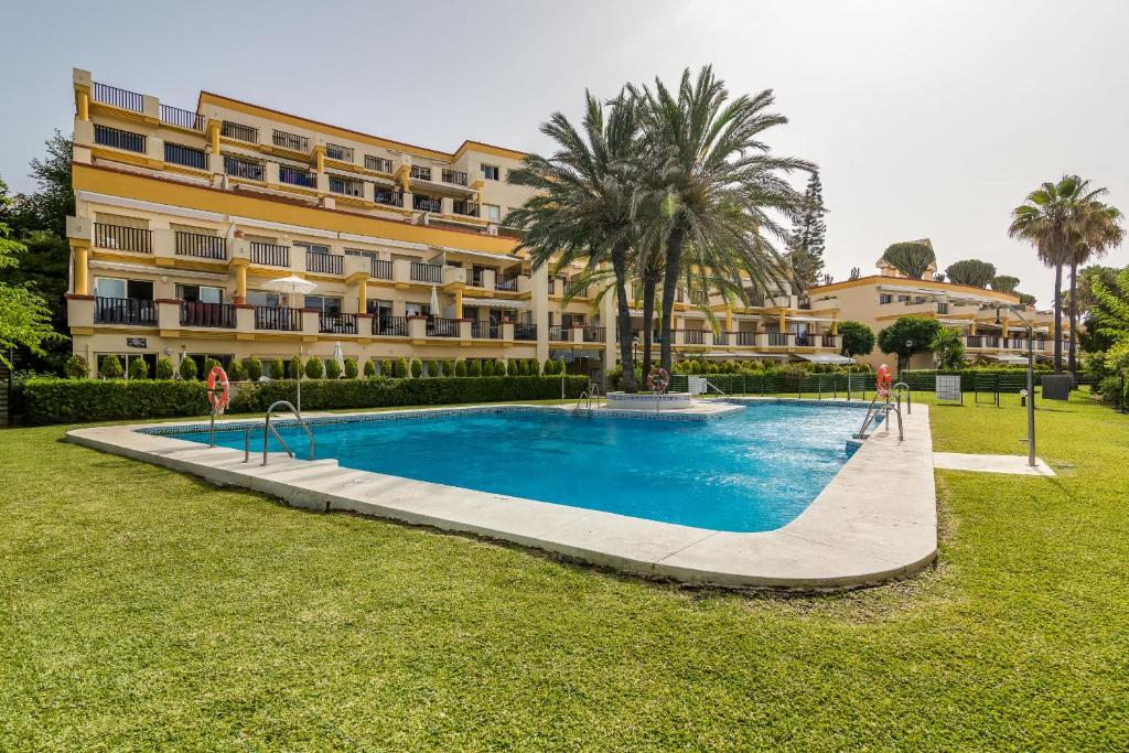 Bazén v ubytovaní Suite Homes Marbella Beach 605 alebo v jeho blízkosti