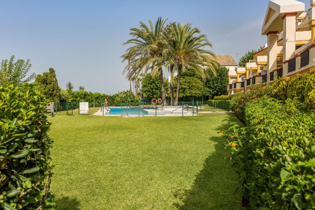 Bazén v ubytovaní Suite Homes Marbella Beach 605 alebo v jeho blízkosti