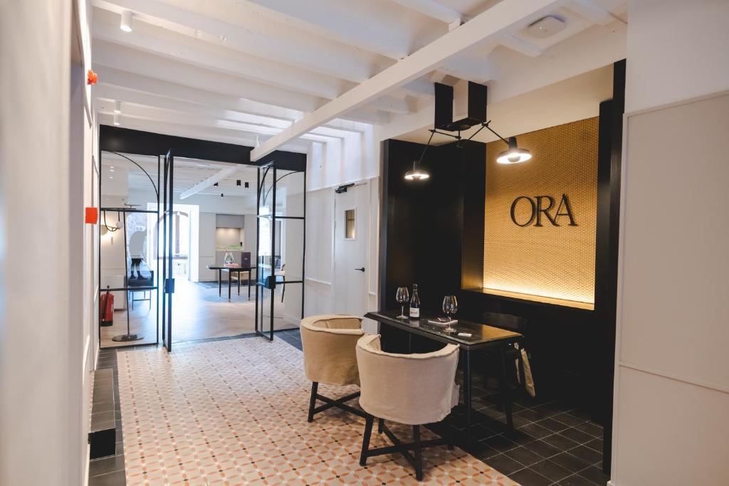 um átrio com uma mesa e cadeiras num quarto em ORA Hotel Priorat, a Member of Design Hotels em Torroja