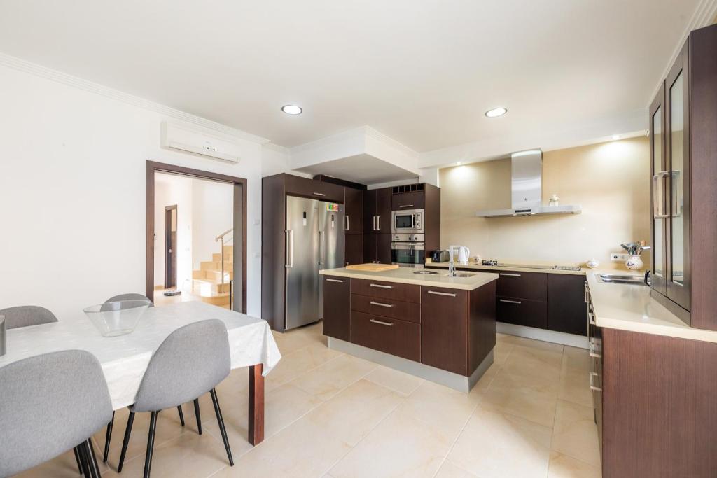 Kuchyň nebo kuchyňský kout v ubytování Villa Casa Bon Sol