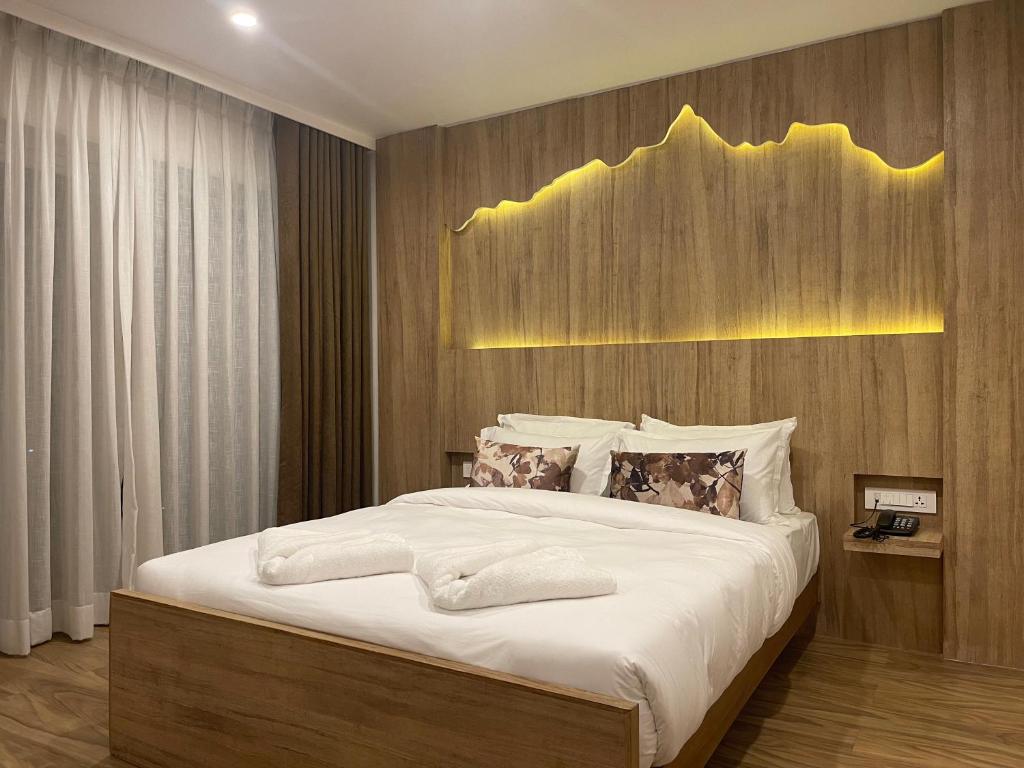 Llit o llits en una habitació de Stay Inn Hotel and Apartment Pokhara
