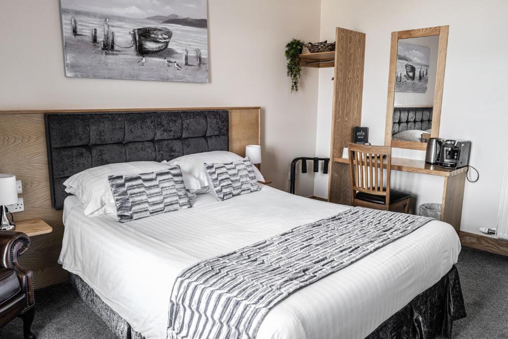 Postel nebo postele na pokoji v ubytování Seaview Hotel