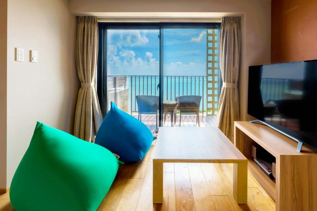 TV a/nebo společenská místnost v ubytování Senagajima Island Resort & Spa