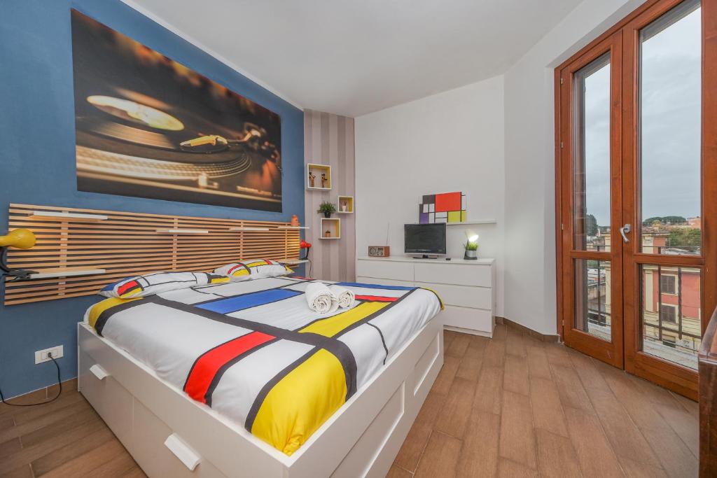 una camera da letto con un letto e un dipinto sul muro di Mondrian House a Roma