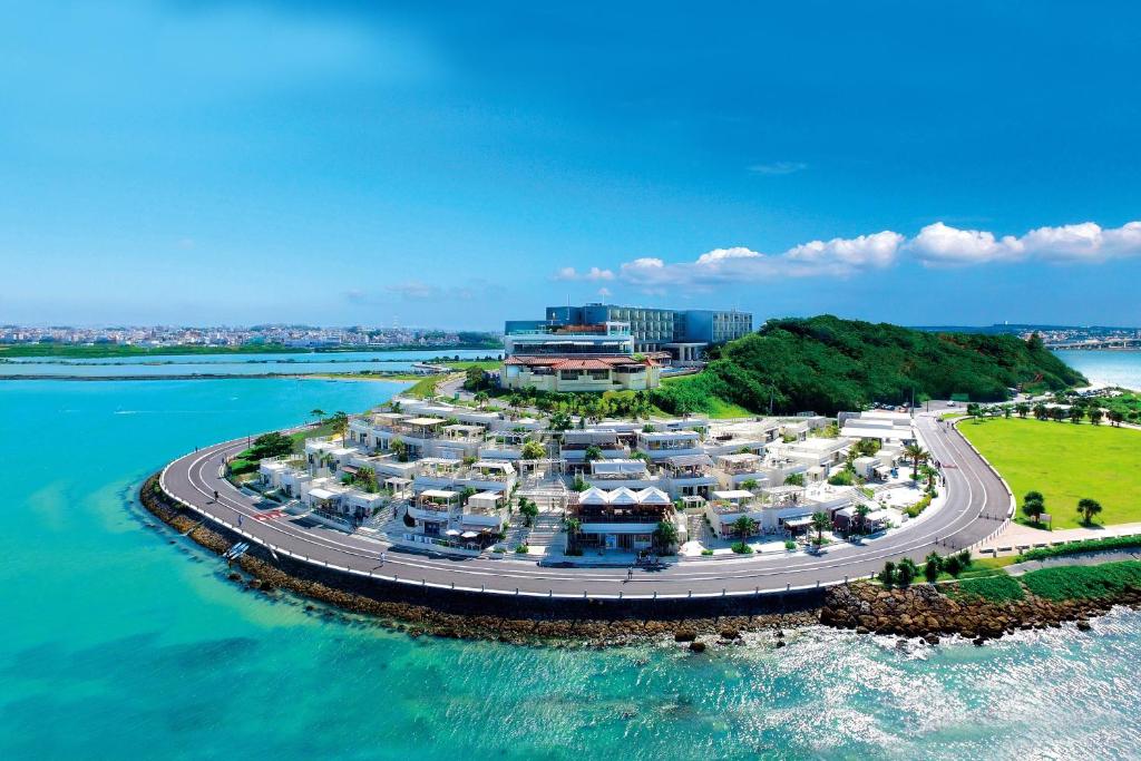 una vista aérea de un complejo en una isla en el agua en Senagajima Island Resort & Spa, en Tomigusuku