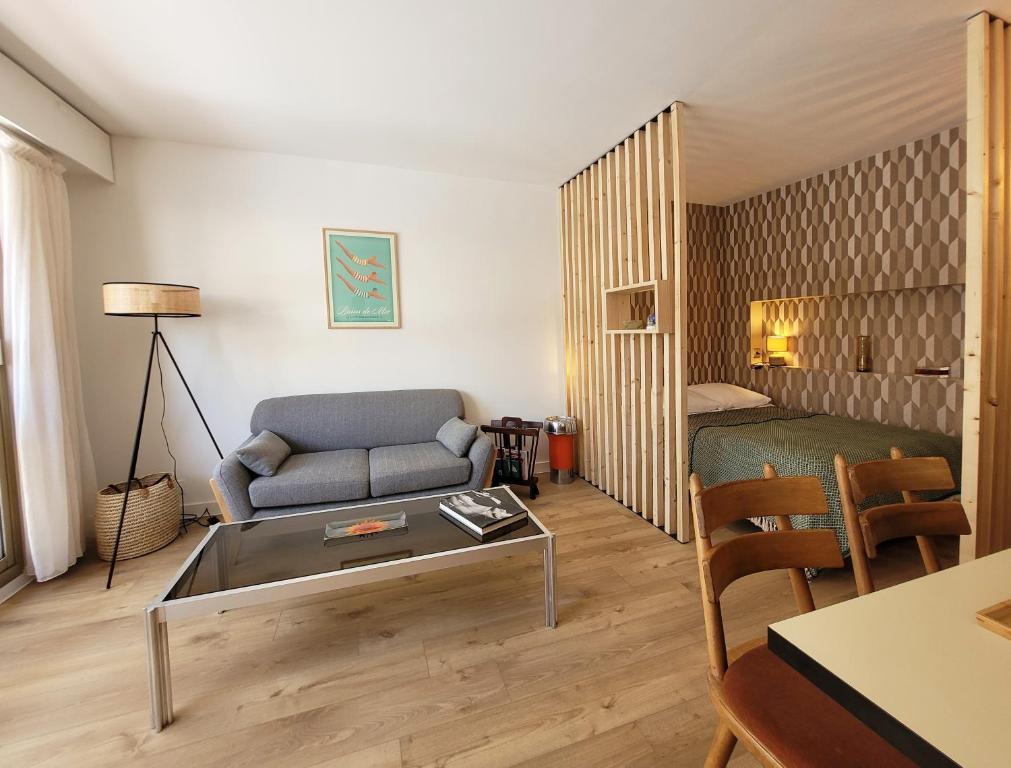 salon z kanapą i stołem w obiekcie Deauville centre et mer w mieście Deauville