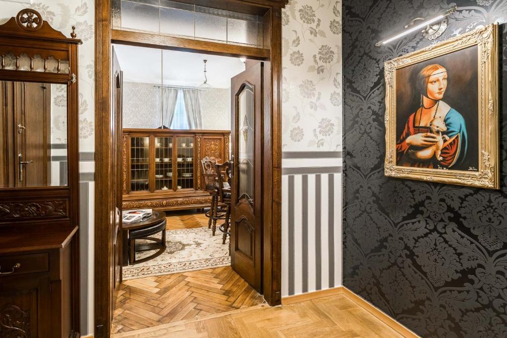 un corridoio di una casa con un dipinto sul muro di Exclusive Royal Apartments a Cracovia