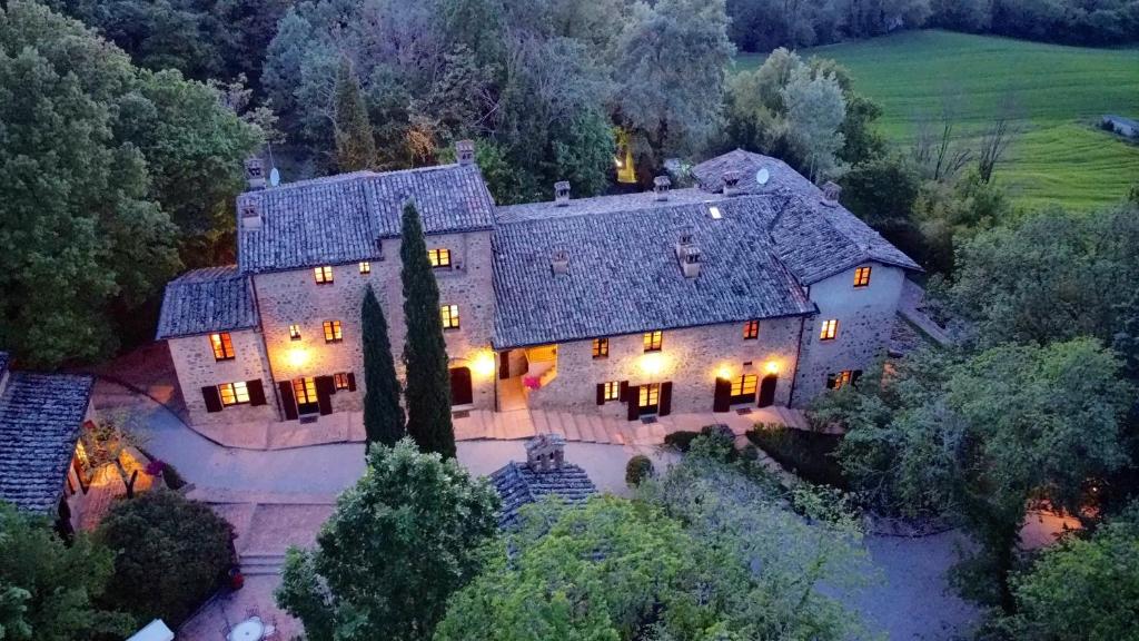 una vista aérea de una casa grande con luces en Borgo Il Poeta en Monte Castelli