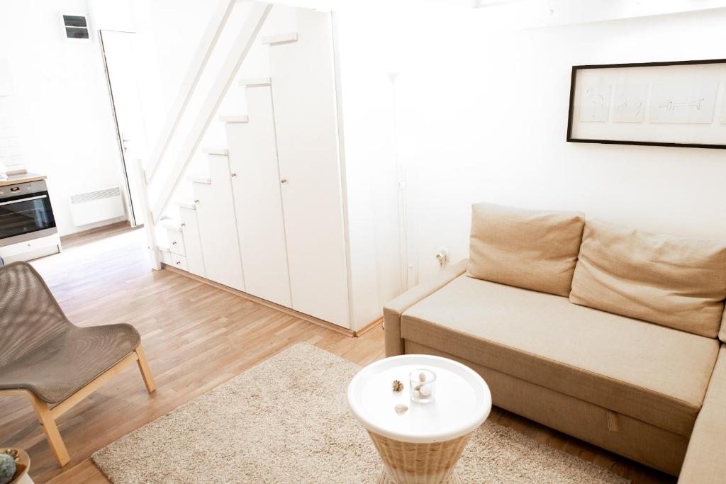 A seating area at N28 Studio Apartment In Andrassy Boulevard.