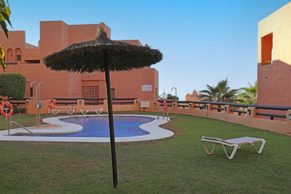 Bazén v ubytování Superb 2-bed apartment in Duquesa nebo v jeho okolí