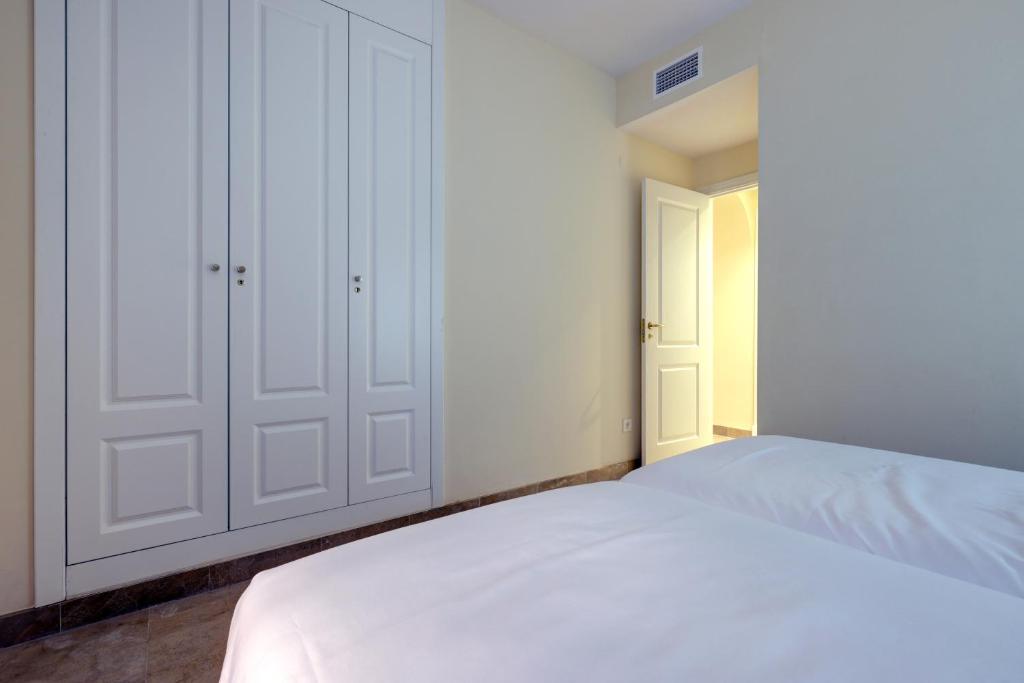 Postel nebo postele na pokoji v ubytování Superb 2-bed apartment in Duquesa