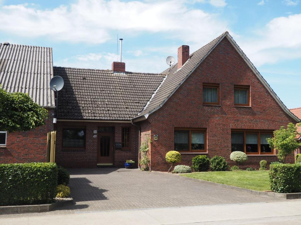 a red brick house with a gambrel roof at Ferienhaus Irma 35530 in Uplengen