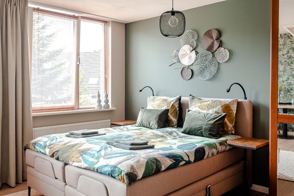 1 dormitorio con cama y ventana en B&B De Ranck, en Haarlem