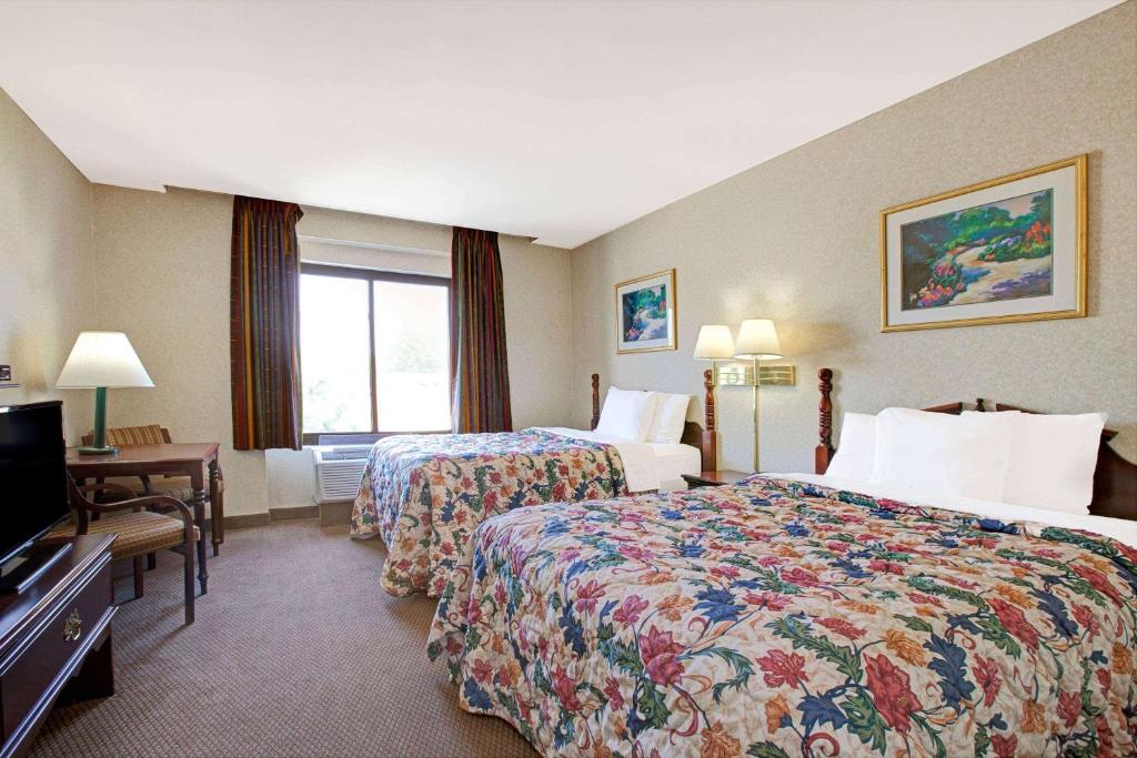 Postel nebo postele na pokoji v ubytování Days Inn by Wyndham Parsippany