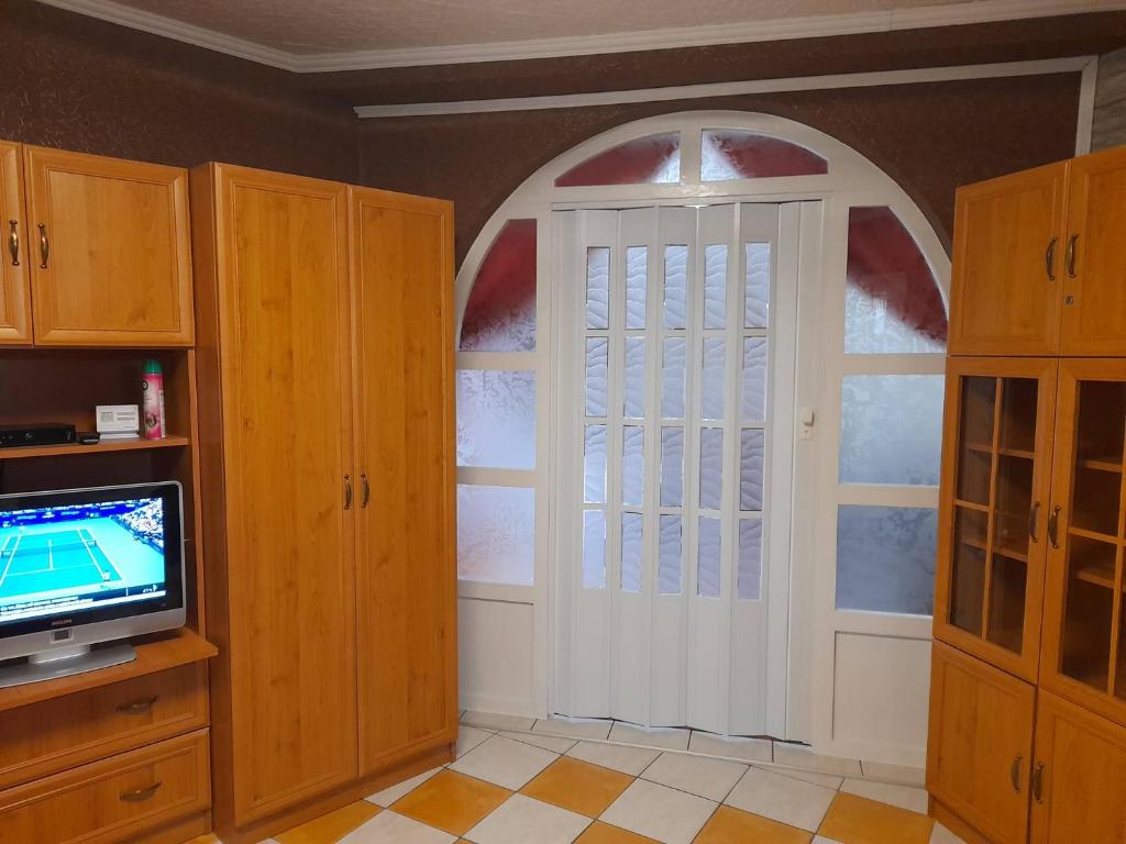 Televízia a/alebo spoločenská miestnosť v ubytovaní Gyöngyvirág Apartment