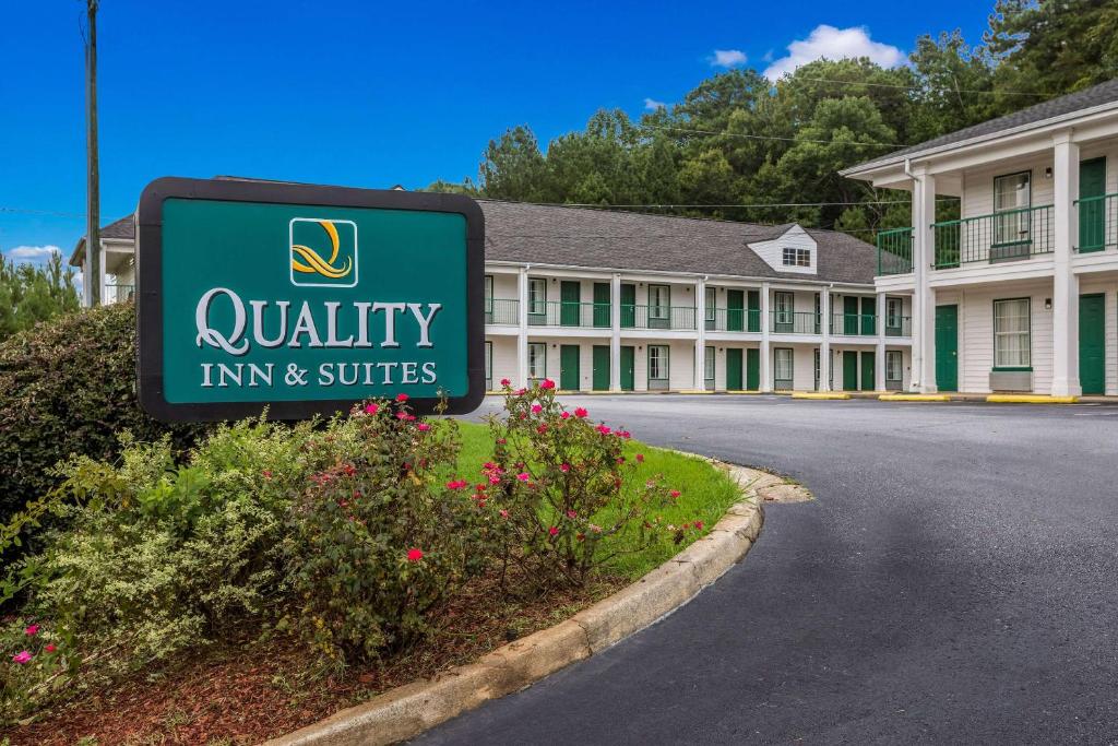 a sign for a quality inn and suites at Quality Inn & Suites near Lake Oconee in Turnwold